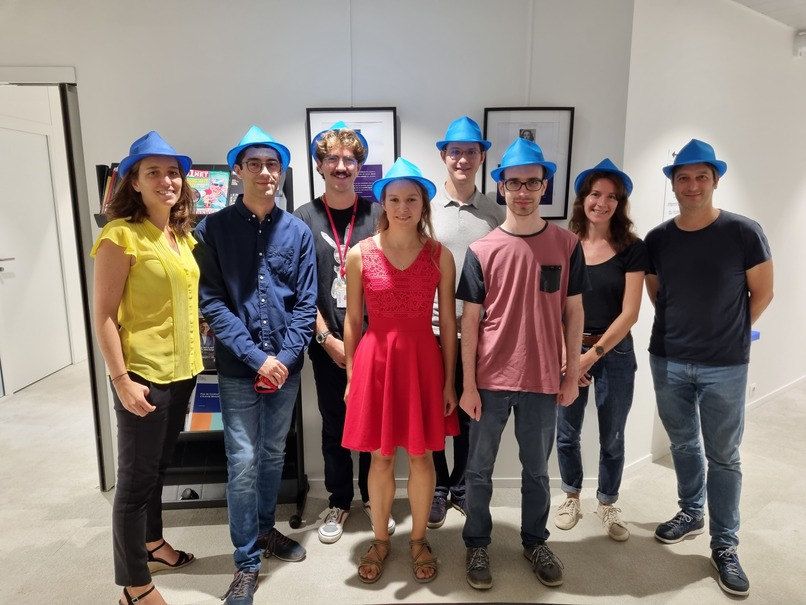 Photo de la promotion des étudiants et étudiante BlueHats 2022, accompagnés de Laure Lucchesi, directrice d'Etalab, Bastien Guerry, chef du pôle logiciels libres, et Hélène Jonin