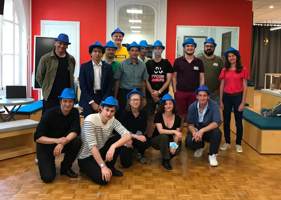 Photo de quelques BlueHats présents à la journée, avec un chapeau bleu